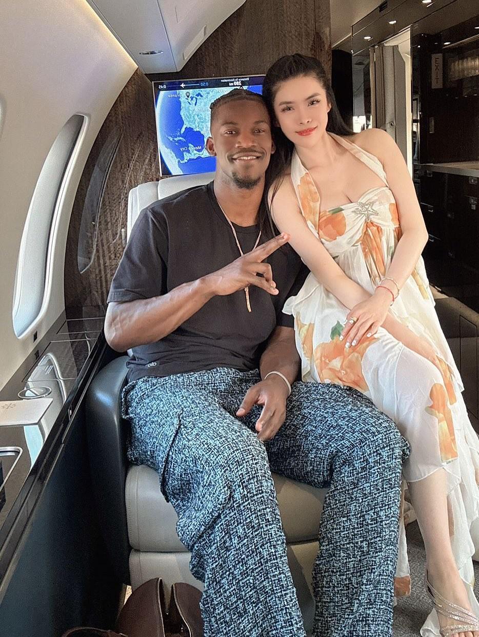 中国女牌手Britney晒与巴特勒合照,定位显示已到拉斯维加斯