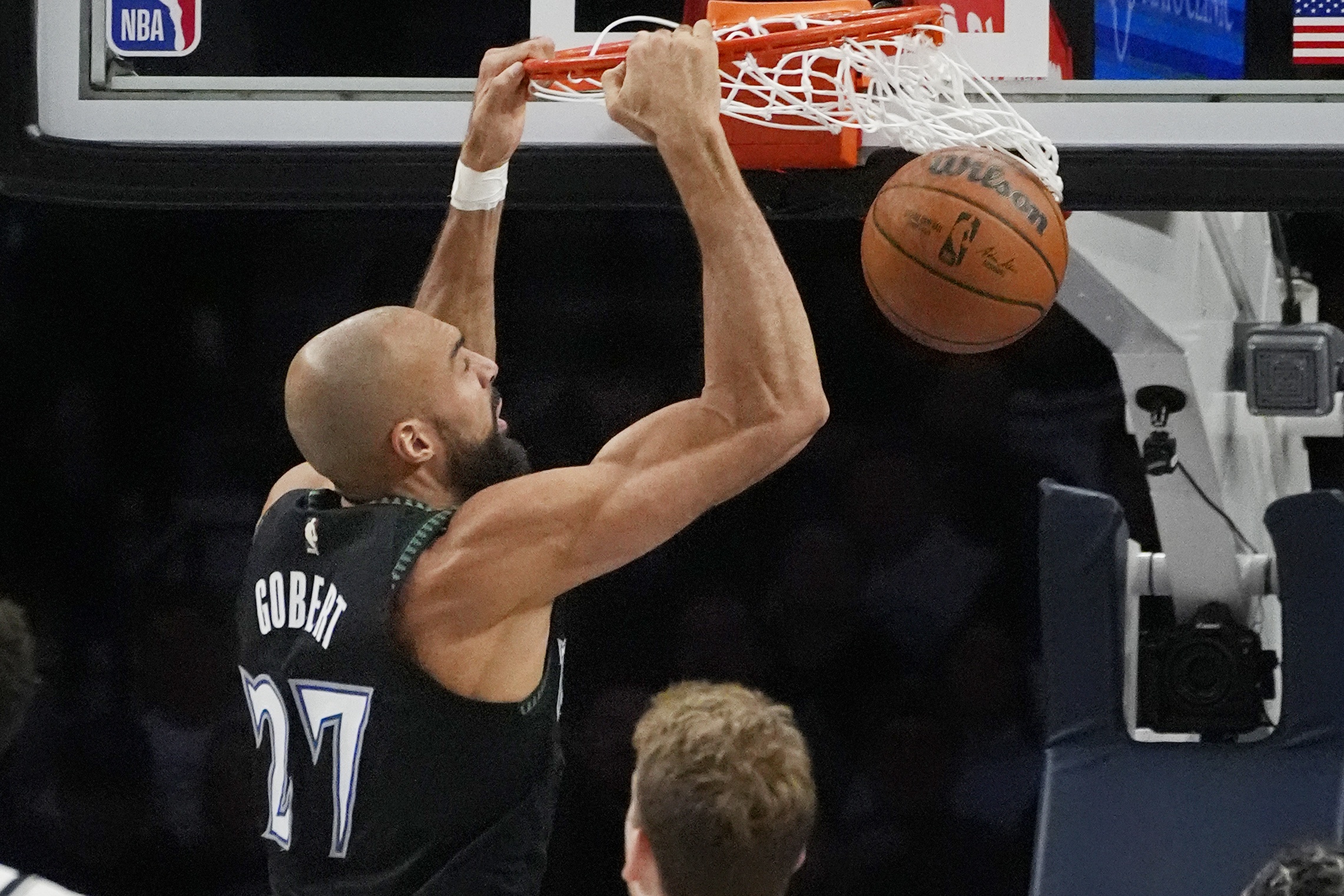 百家乐下载-多扣几次就成奥尼尔了！戈贝尔8中5得15分2助1断2帽 爆抢17板