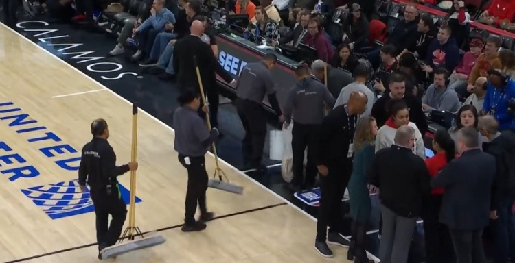 CBA可没这事！公牛主场工作人员疯狂拖地 球员已经返回更衣室